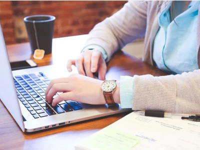 Nie pomogły ostrzeżenia i interwencja bliskich. 68-latka straciła ponad 70 tysięcy złotych