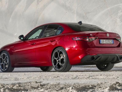 Nowe auto o 100 tys. zł taniej. Stoją latami, bo nikt ich nie chce