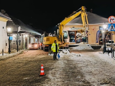 Nocna akcja w Starym Sączu. Ciężki sprzęt ruszył do walki ze śniegiem