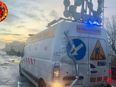 Ładunek naczepy uderzył w patrol autostrady. O krok od tragedii