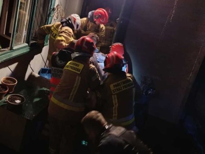 Ryzykowali życie, ratując starsze małżeństwo z płonącego domu przy ul. Oświęcimskiej