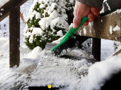 Ludzie wlewają tę mieszankę do wody, gdy zamarzają im schody – to sztuczka, która sprawdza się każdej zimy