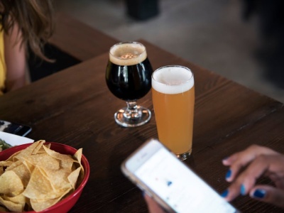 8 na 10 dorosłych Polaków pije alkohol. Akcja Uczniowska apeluje o zmianę prawa