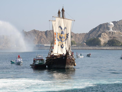 Drewniany żaglowiec indyjskiej marynarki dopłynął do stolicy Omanu