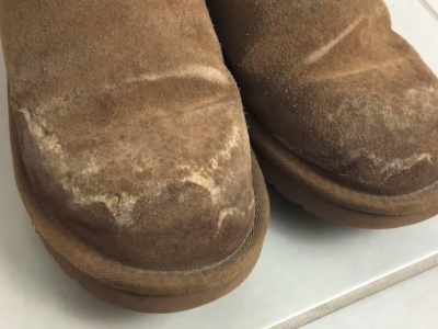 Biorę skórkę i usuwam zacieki solne z butów. Ten trik je ratuje