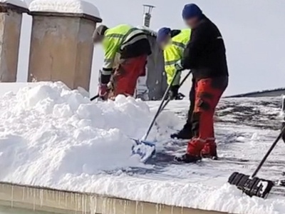 Tak odśnieżali dach. Nagranie wywołało wrzawę. 