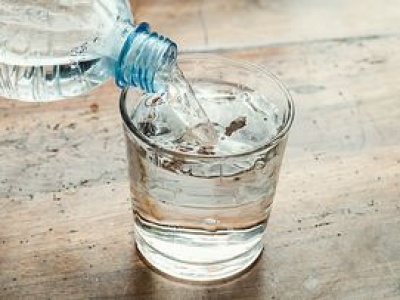 Ile wody należy pić? Tak szybko wyliczysz swoje indywidualne zapotrzebowanie