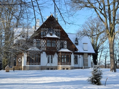 Ten pałacyk nie ma sobie równych. Piękna rezydencja w szwajcarskim stylu