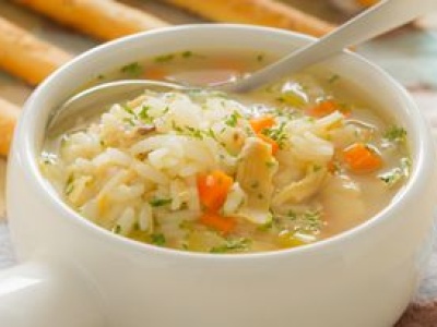 Kilka warzyw, ryż i mam pyszną zupę. W sam raz, gdy pogoda za oknem nie rozpieszcza