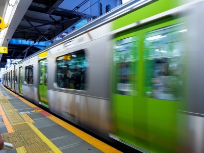 Awaria w dostawie prądu powoduje zatrzymanie kolejki podmiejskiej w Tokio