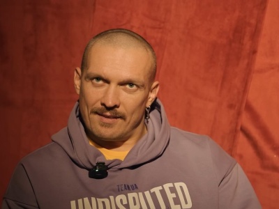 Ojciec służył w Afganistanie, matka pracowała w budownictwie. 