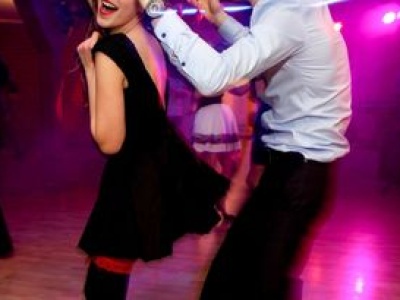 Oferują się na studniówkę. Tyle zarabiają w jeden wieczór