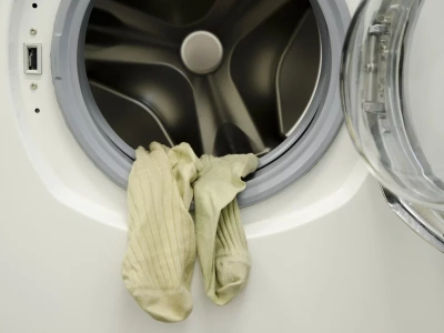 Pranie śmierdzi po wyjęciu z bębna? Winna bywa pralka, nie proszek