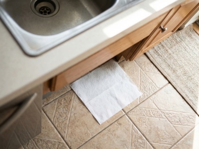 Nie mop, nie mata. Kładę papier na podłodze przy zlewie i mam święty spokój