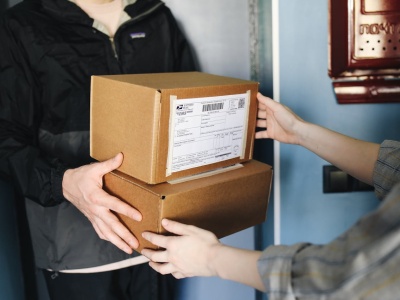 Uwielbiam płacić za dostawę paczek, bo dzięki temu oszczędzam. I ty też powinieneś