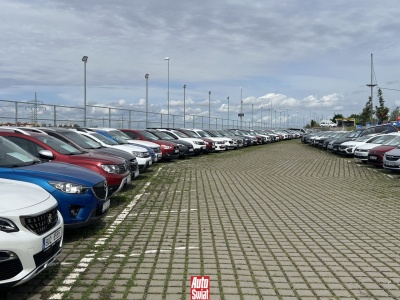 Sprzedajesz auto? Uważaj na te pułapki. Oszuści starają się wpędzić na w pułapkę i tracimy auto