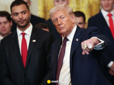 Donald Trump machał rękoma przed kamerami. Pochwalił się imponującą biżuterią