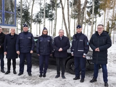 Nowy nieoznakowany radiowóz policyjny pojawi się na mazurskich drogach