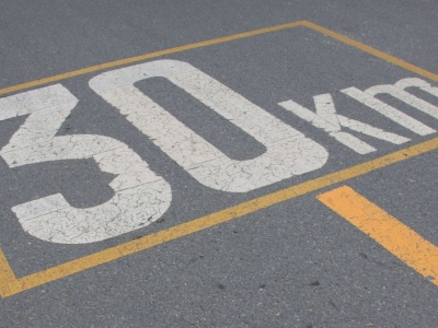 Stolica obniża prędkość do 30 km/h. Powodem hałas i bezpieczeństwo