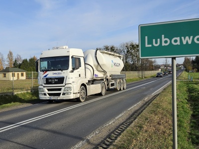 Samochód ciężarowy wpadł do rowu. W środku 170 świń