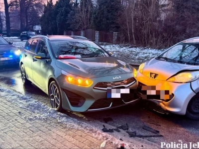 Śliskie drogi kontra kierowcy. Groźne zdarzenia w powiecie karkonoskim