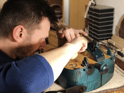 Pół życia poświęcił na budowę lir korbowych, jest bratem jezuity