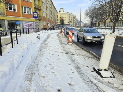 Nowy przystanek na ul. Limanowskiego coraz bliżej. Są pachołki, będą ławki dla pasażerów