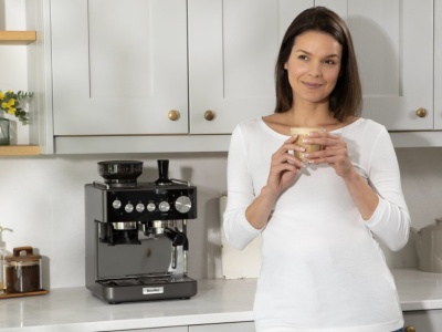Domowa kawa, która smakuje jak z kawiarni. Na ekspresie zyskasz ty i twoja kuchnia