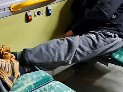 Kultura wysiadła przy wsiadaniu. Pasażer z nogami na siedzeniu