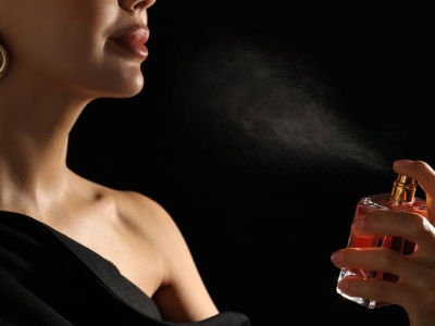 TOP 3 zapachy z feromonami, które działają jak wabik. Mężczyźni za nimi szaleją