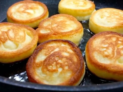 Wlej trochę do ciasta. Tak sprawisz, że racuchy nie będą piły oleju