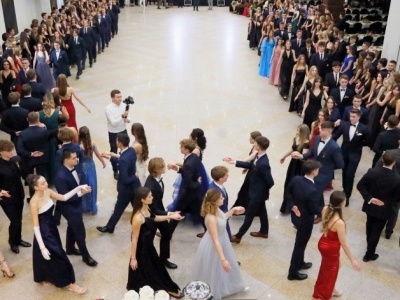 O tym warto pamiętać przed studniówką. Nie każdy zna ten zwyczaj