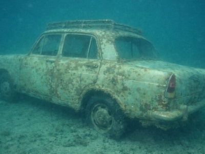 Cmentarzysko aut pod Varazze: ponad 1000 wraków leży pod wodą od 1970 r. Zostały celowo zatopione