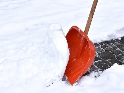 Weekendowe odśnieżanie osiedli. ZDZiT dotrze tam, gdzie nie dojedzie sprzęt