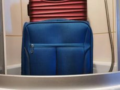 Śpisz w hotelu? Od razu wynieś walizki do łazienki