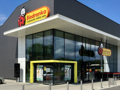 Lepiej tego nie rób przy kasie w Biedronce. Można narazić się na kłopoty, klienci nie mają pojęcia