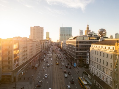Krok w stronę przejścia dla pieszych przez Aleje Jerozolimskie