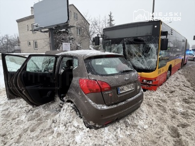 Osobówka zderzyła się z miejskim autobusem. Nie żyje pasażer auta