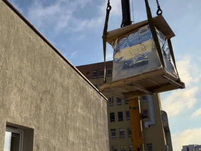 Przełom w onkologii w Olsztynie. Szpital wciągnął przez okno wielką aparaturę za 43 mln zł