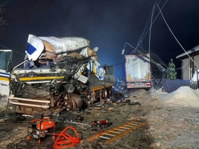 Czołowe zderzenie dwóch ciężarówek w terenie zabudowanym – „czwórka” i wąski Actros