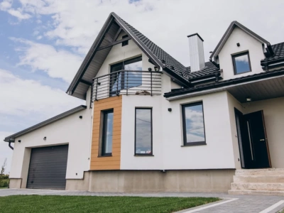 Kominek modułowy jako centralny punkt salonu – integracja z aranżacją wnętrza