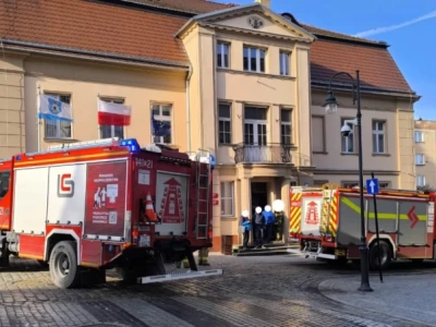Alarm w urzędzie miejskim. Z powodu podejrzanego zapachu ewakuowano 37 osób