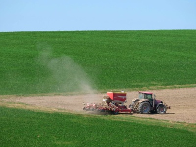 Koniec dzierżawy 2300 ha po znanej spółce. Wiemy, ile ziemi KOWR odda rolnikom