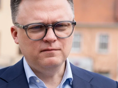 Tak toczy się walka o przywództwo. W Polsce 2050 iskrzy, Hołownia „zarządza” z Dubaju