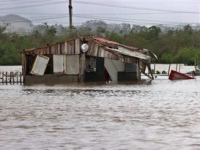 Samolot z USA wylądował na Kubie. Z pomocą dla ofiar Melissy