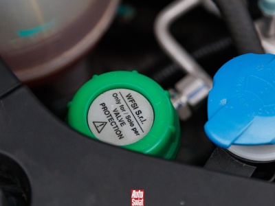 Znalazłem nietypowy zbiornik pod maską nowego chińskiego auta. Już dawno go nie widziałem