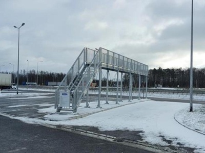 Rampy do odśnieżania ciężarówek coraz powszechniejsze na trasach szybkiego ruchu. Chodzi o bezpieczeństwo