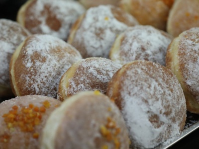 Karnawałowe pączki bez drożdży podbijają internet. Są gotowe w 15 minut