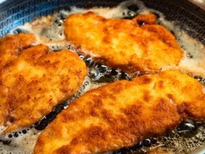 Posyp patelnię przed smażeniem kotletów. Olej nie pryśnie nawet kropelką