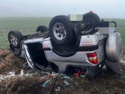 Powiat złotowski: Poranne dachowanie Opla. Na drogach jest bardzo ślisko